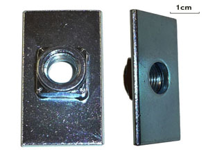 Contre-plaque de renfort pour les points d'attache des ceintures de sécurité.